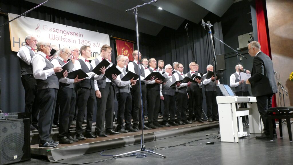 Der Männerchor des Gesangvereins Wöllstein 1895 e.V. beim Jubiläumskonzert am 25. Oktober 2025 in der Abtsgmünder Kochertal-Metropole